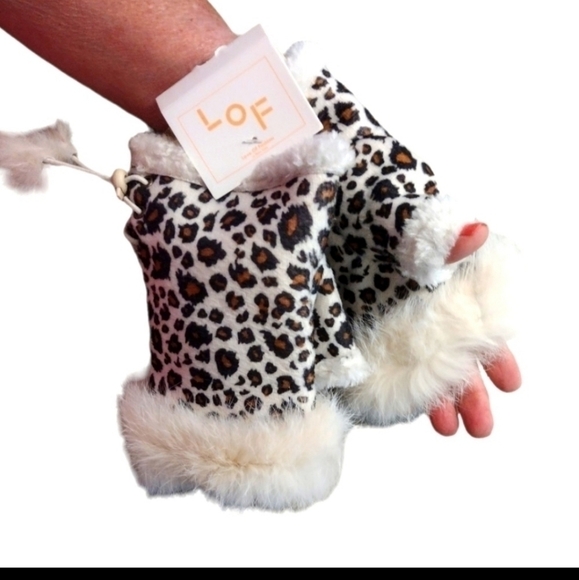 LEOPARD Print Faux Fur Fingerless Gloves NWT - Picture 2 of 3